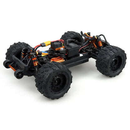 Oranje en blauwe RC monstertruck met grote zwarte banden en zichtbare "MT-16" sticker, geplaatst naast zijn zwarte stuurcontroller voor speelplezier o