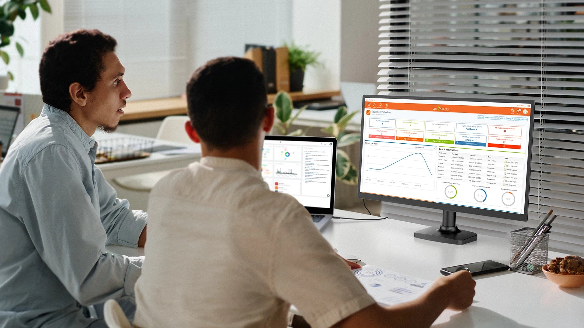 Een 22-inch 2K-monitor met 2560x1440 resolutie, 100% sRGB kleuraccuraatheid en 300Nit helderheid, uitgerust met HDR en een zwart frame, ideaal voor ga