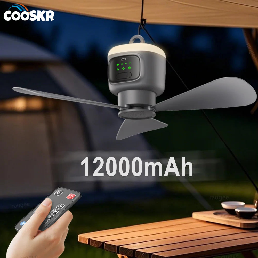 Grijze draadloze wandelventilator met 12000mAh batterij, hangend onder een tent. Voorzien van afstandsbediening, geschikt voor kamperen en buitenactiv