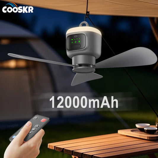 Grijze draadloze wandelventilator met 12000mAh batterij, hangend onder een tent. Voorzien van afstandsbediening, geschikt voor kamperen en buitenactiv