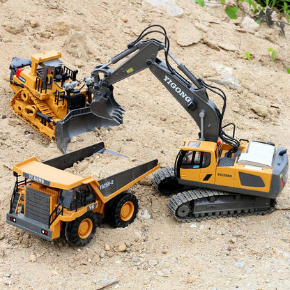 Grote gele en bulldozer met zwarte banden en metalen details, geplaatst op zand. Een hand houdt de oranje, geschikt voor speelgoedconstructie en bouwp