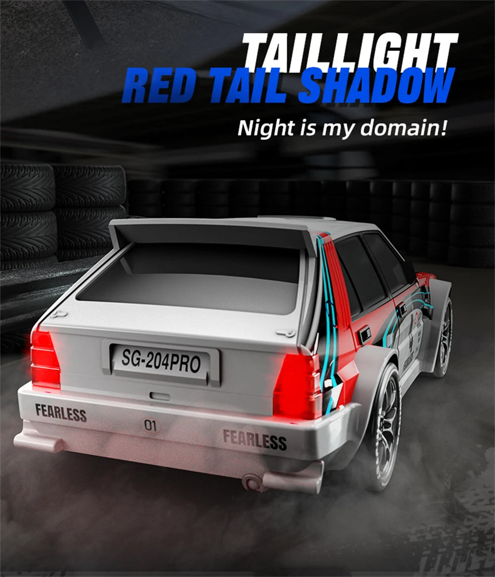 Een witte RC-rallyauto met rode en blauwe strepen, zwarte wielen en blauwe LED-verlichting, klaar voor drift- en race-avonturen. Inclusief stuur, extr