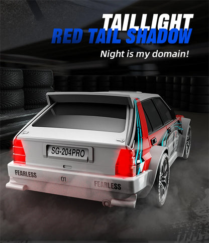 Een witte RC-rallyauto met rode en blauwe strepen, zwarte wielen en blauwe LED-verlichting, klaar voor drift- en race-avonturen. Inclusief stuur, extr