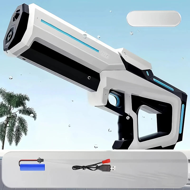 Een witte elektrische waterpistool met blauwe LED-verlichting, vastgehouden door een vrouw in jeans, inclusief drie batterijen voor speelplezier op zo