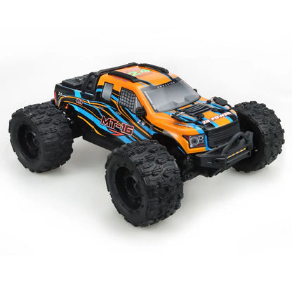 Oranje en blauwe RC monstertruck met grote zwarte banden en zichtbare "MT-16" sticker, geplaatst naast zijn zwarte stuurcontroller voor speelplezier e