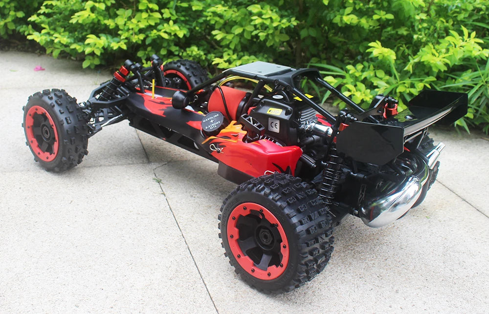 Groene camouflage RC buggy met zwarte banden en zichtbare schokdempers, klaar voor terreinrijden. Perfect voor outdoor speelplekken en avontuurlijke k