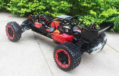 Groene camouflage RC buggy met zwarte banden en zichtbare schokdempers, klaar voor terreinrijden. Perfect voor outdoor speelplekken en avontuurlijke k