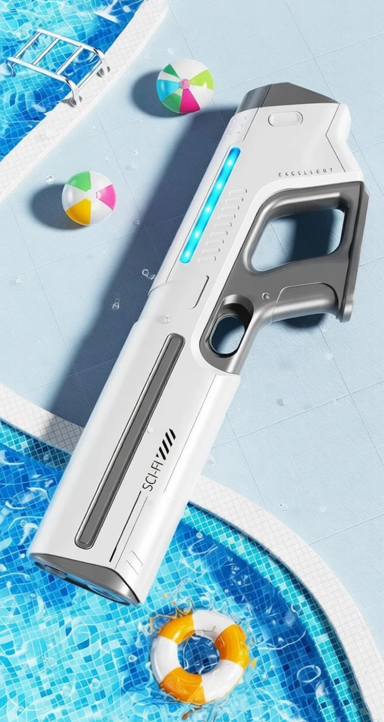 Een witte elektrische waterpistool met blauwe LED-verlichting, vastgehouden door een jonge vrouw in jeans. Geschikt voor speelplekken en zomerfeesten,
