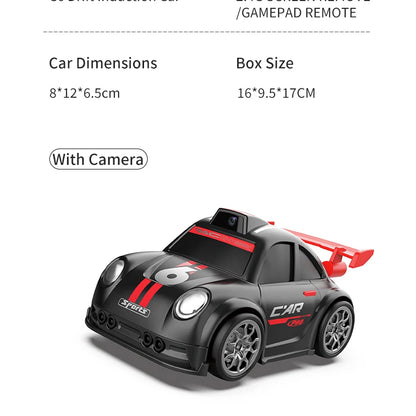 Zwart en witte RC-raceauto’s met HD-camera’s voor live-uitzending, gestuurd via een handbediende controller met scherm. Perfect voor speelgoedraces en
