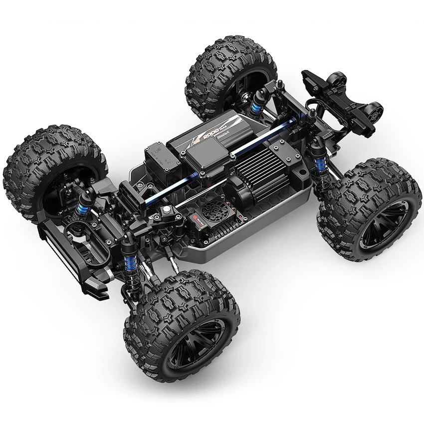 Zwart RC terreinwagen met 4WD, grote knipperende banden en geïntegreerde lichtjes, uitgerust met een draadloze stuurunit voor speelplezier op zand of 
