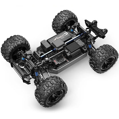Zwart RC terreinwagen met 4WD, grote knipperende banden en geïntegreerde lichtjes, uitgerust met een draadloze stuurunit voor speelplezier op zand of 