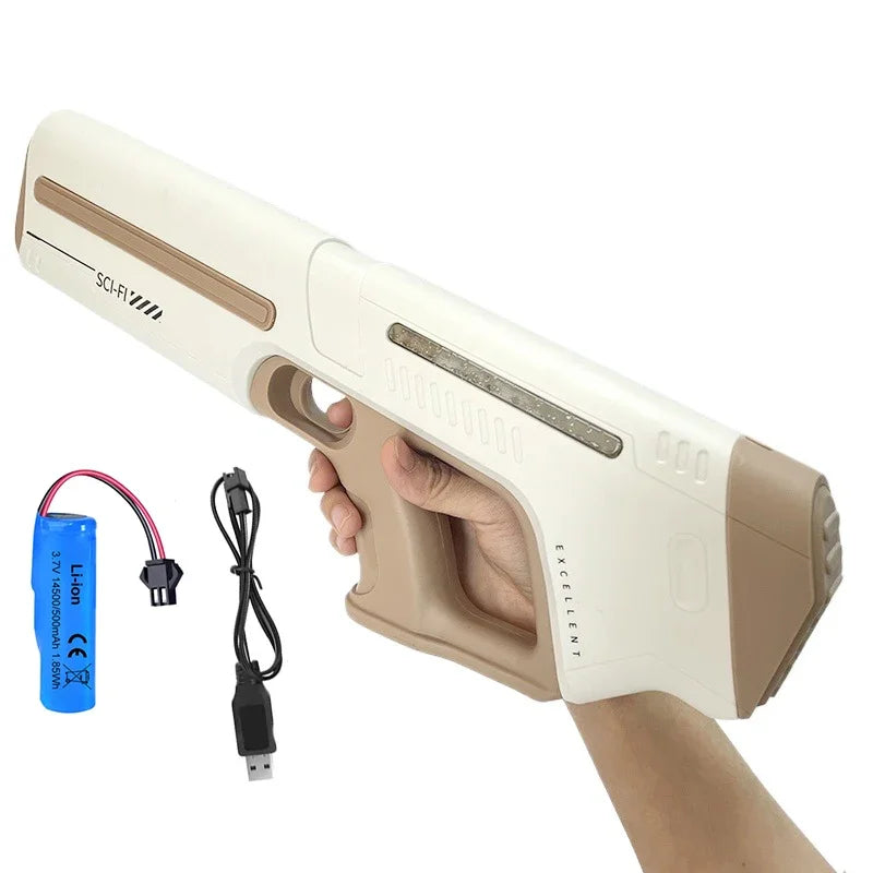 Een witte elektrische waterpistool met blauwe LED-verlichting, vastgehouden door een jonge vrouw in jeans. Geschikt voor speelplekken en zomerfeesten,