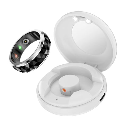 Een COLMi slimme ring met glanzend zilveren rand en facettenstructuur, voorzien van een actieve sensor en groene LED-indicator, geschikt voor dagelijks gebruik en sportieve activiteiten. - Foto 7