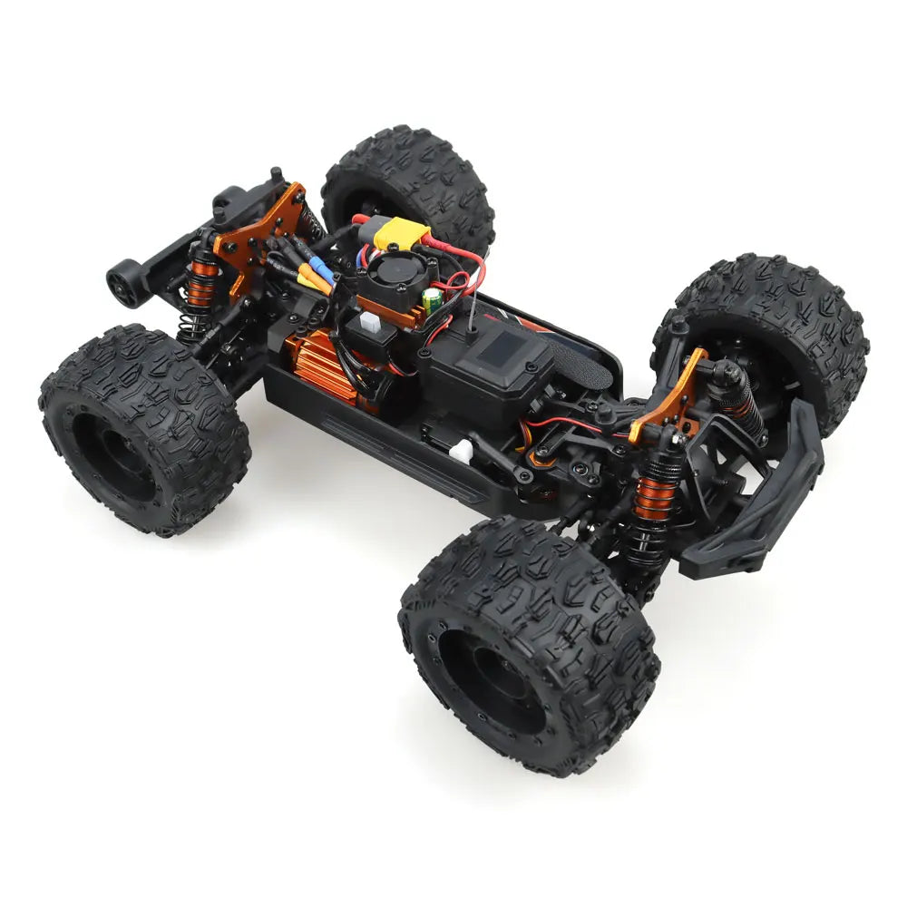 Oranje en blauwe RC monstertruck met zwarte rubberen banden en zichtbare "MT-16" sticker, geplaatst naast zijn zwarte stuurunit voor speelplezier op z
