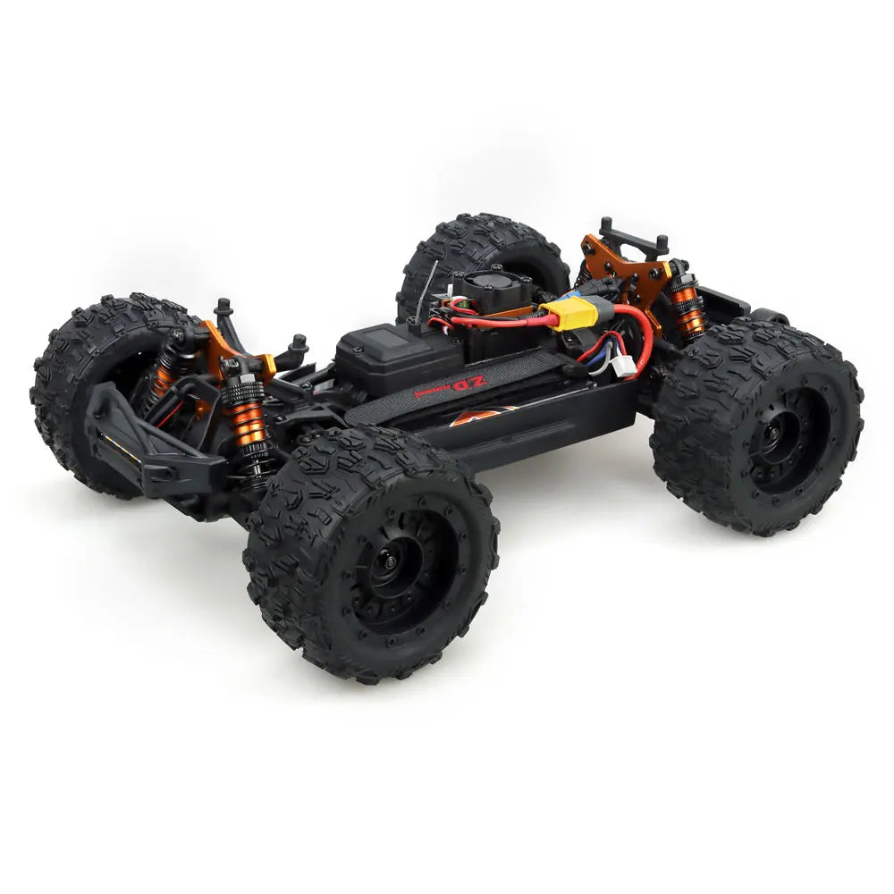 Oranje en blauw gestreepte RC monstertruck met grote zwarte banden en een zwarte stuurunit, speciaal ontworpen voor speelplein- en terrasvermaak. - Fo