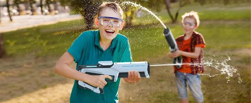 Een witte elektrische waterpistool met blauwe LED-verlichting, vastgehouden door een jonge vrouw in jeans. Geschikt voor speelplezier en waterfeestjes