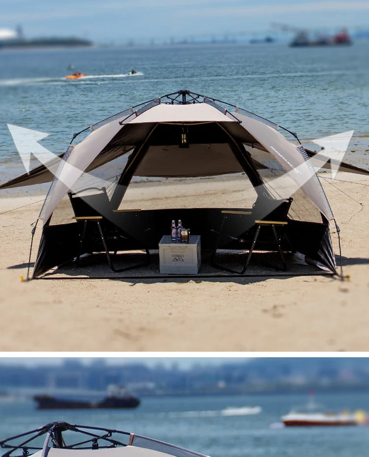 Zilveren vinyl zonnescherm met UPF60+ bescherming, geplaatst op het strand met twee vouwstoelen en tafel. Ideaal voor zonbescherming tijdens kamperen 