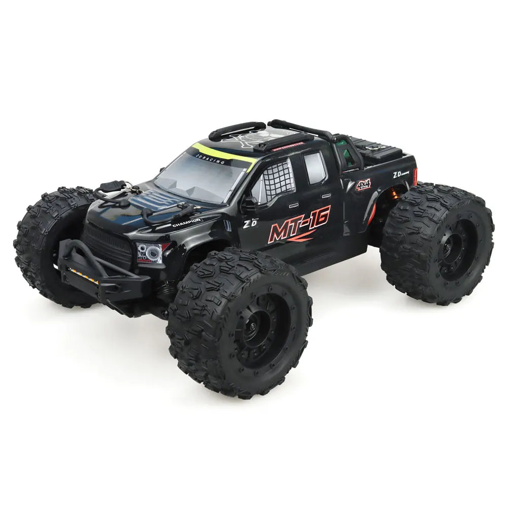 Oranje en blauwe RC monstertruck met grote zwarte banden en zichtbare "MT-16" sticker, geplaatst naast zijn zwarte stuurunit voor speelplezier op zand