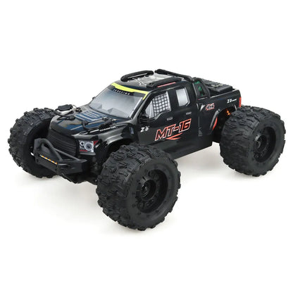 Oranje en blauwe RC monstertruck met grote zwarte banden en zichtbare "MT-16" sticker, geplaatst naast zijn zwarte stuurunit voor speelplezier op zand