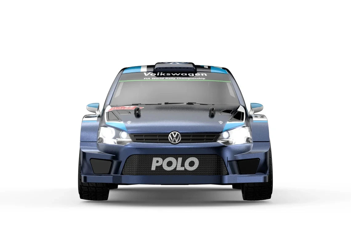 Een 1:7 schaalmodel van een Volkswagen Polo rallyauto, met blauw-wit livery en zichtbare details zoals de wielophanging en de 'NALES 1' sponsorsticker