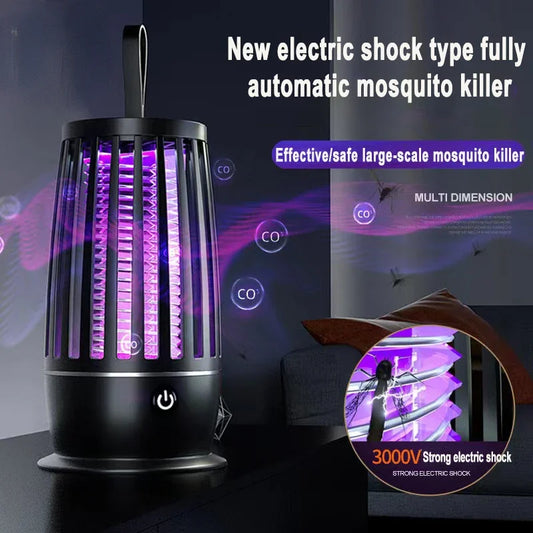 Zwarte elektrische muggenkiller met paarse UV-verlichting en 3000V stoot, geschikt voor binnenruimtes. Effectief tegen muggen en andere vliegende inse