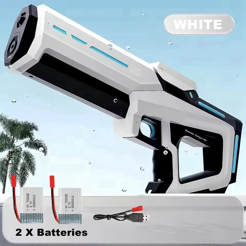 Een witte elektrische waterpistool met blauwe LED-verlichting, vastgehouden door een jonge vrouw in jeans. Geschikt voor speelplekken en zomerfeesten,
