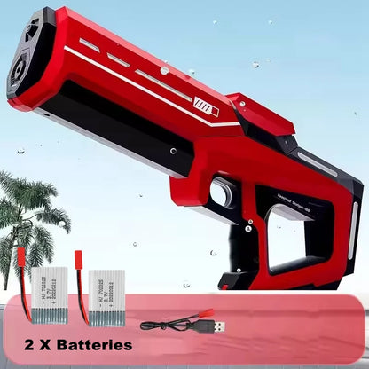 Een witte elektrische waterpistool met blauwe LED-verlichting, vastgehouden door een jonge vrouw in jeans. Geschikt voor speelplekken en zomerfeesten,