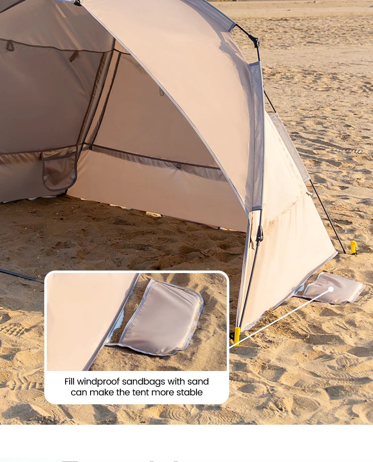 Zilveren vinyl zonnescherm met UPF60+ bescherming, geplaatst op het strand met twee vouwstoelen en tafel. Ideaal voor zonbescherming tijdens kamperen 