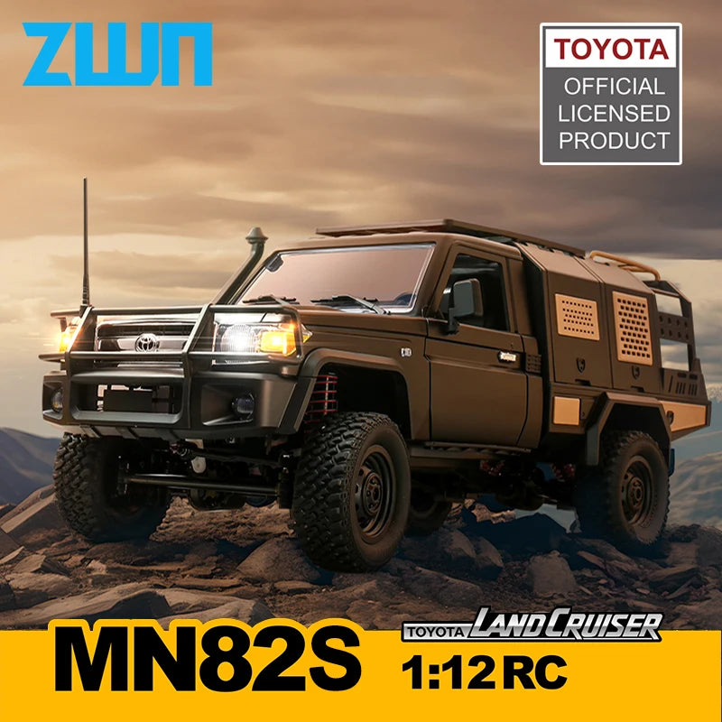 De ZWN MN82S 1:12 RC Toyota Land Cruiser in bruin, met zichtbare roestkleurige onderdelen en grote terreinbanden, staat op rotsachtig terrein. Officie