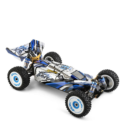 Een WLtoys 1:12 schaalmodel 4WD RC buggy met blauw-wit camouflage, zichtbare schokdempers en rubberen banden, geschikt voor speelplein of racetrack. -