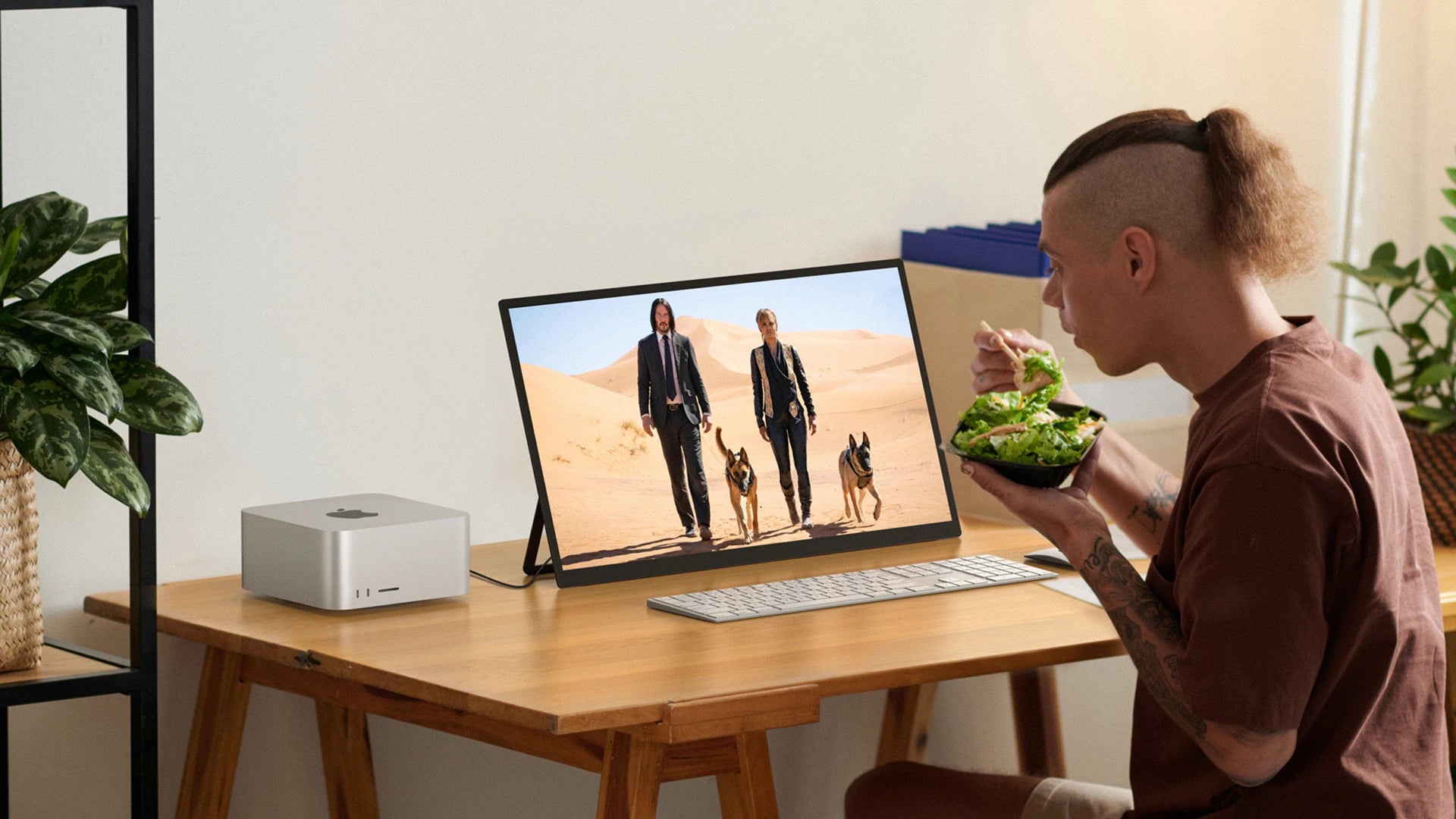 Een 22-inch 2K-monitor met 2560x1440 resolutie, 100% sRGB kleuraccuraatheid en 300Nit helderheid, uitgerust met HDR en een zwart frame, ideaal voor ga