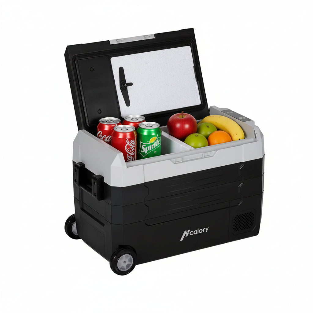 Zwarte, wielerige Hcalory koelbox met 35L capaciteit, gevuld met frisse dranken en fruit, inclusief mobiele app voor temperatuurcontrole, ideaal voor 
