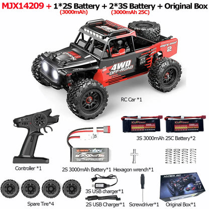 Een rood-zwarte 4WD off-road RC-raceauto met grote knipperende koplampen en zwarte banden, geïntegreerd met een zwarte stuurunit, geschikt voor speelp