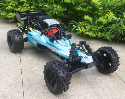 Groene camouflage RC-buggy met zwarte banden en metalen frame, klaar voor terreinrijden. Zichtbare motor en stuurwiel op beton, perfect voor buitenver