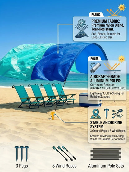 Windbestendige strandparasol in blauw en turquoise, met zichtbare zonnewering en zand onder de ligstoelen. Ideaal voor zonbescherming op het strand of