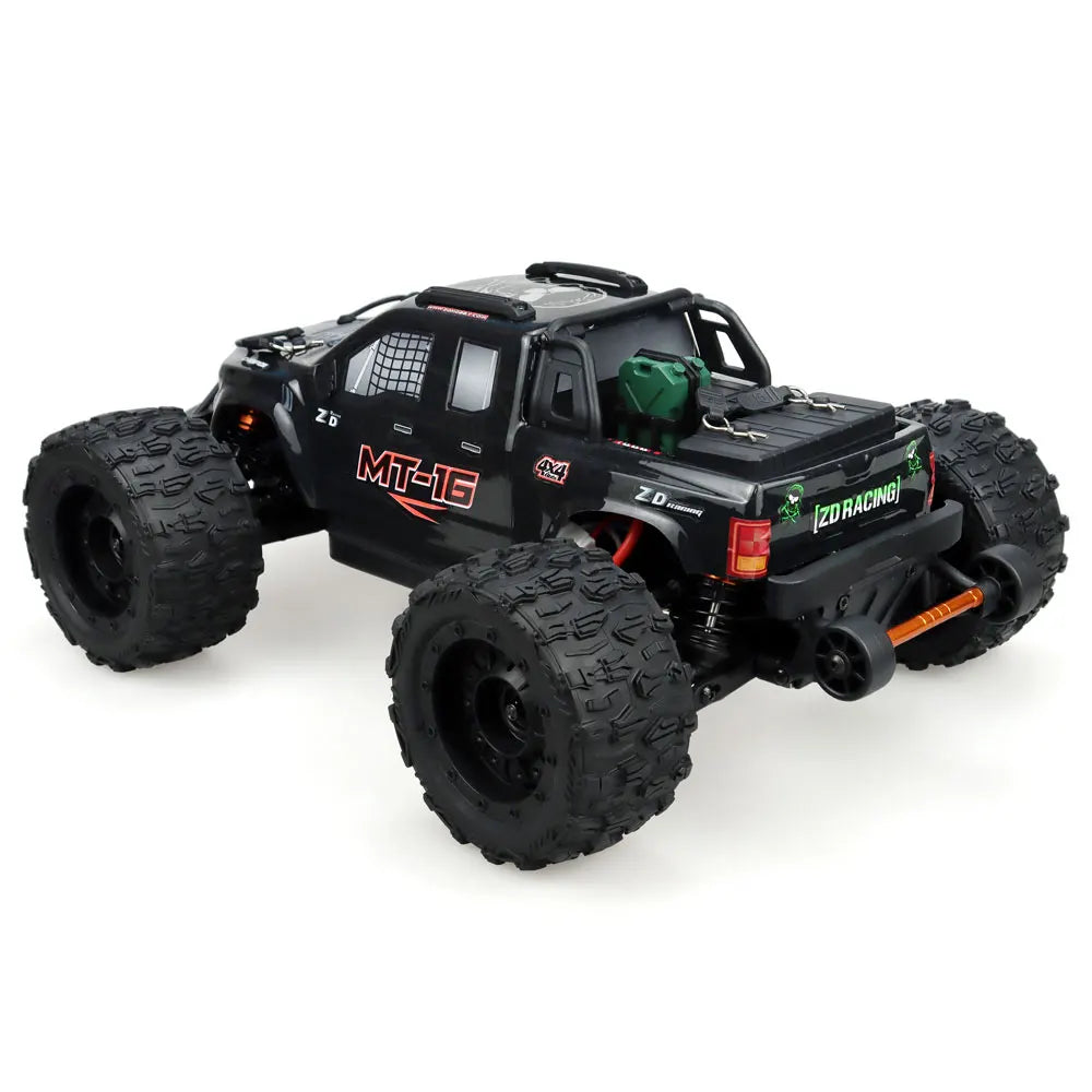 Oranje en blauwe RC monstertruck met grote zwarte banden en zichtbare "MT-16" sticker, geplaatst naast zijn zwarte stuurcontroller, speciaal ontworpen
