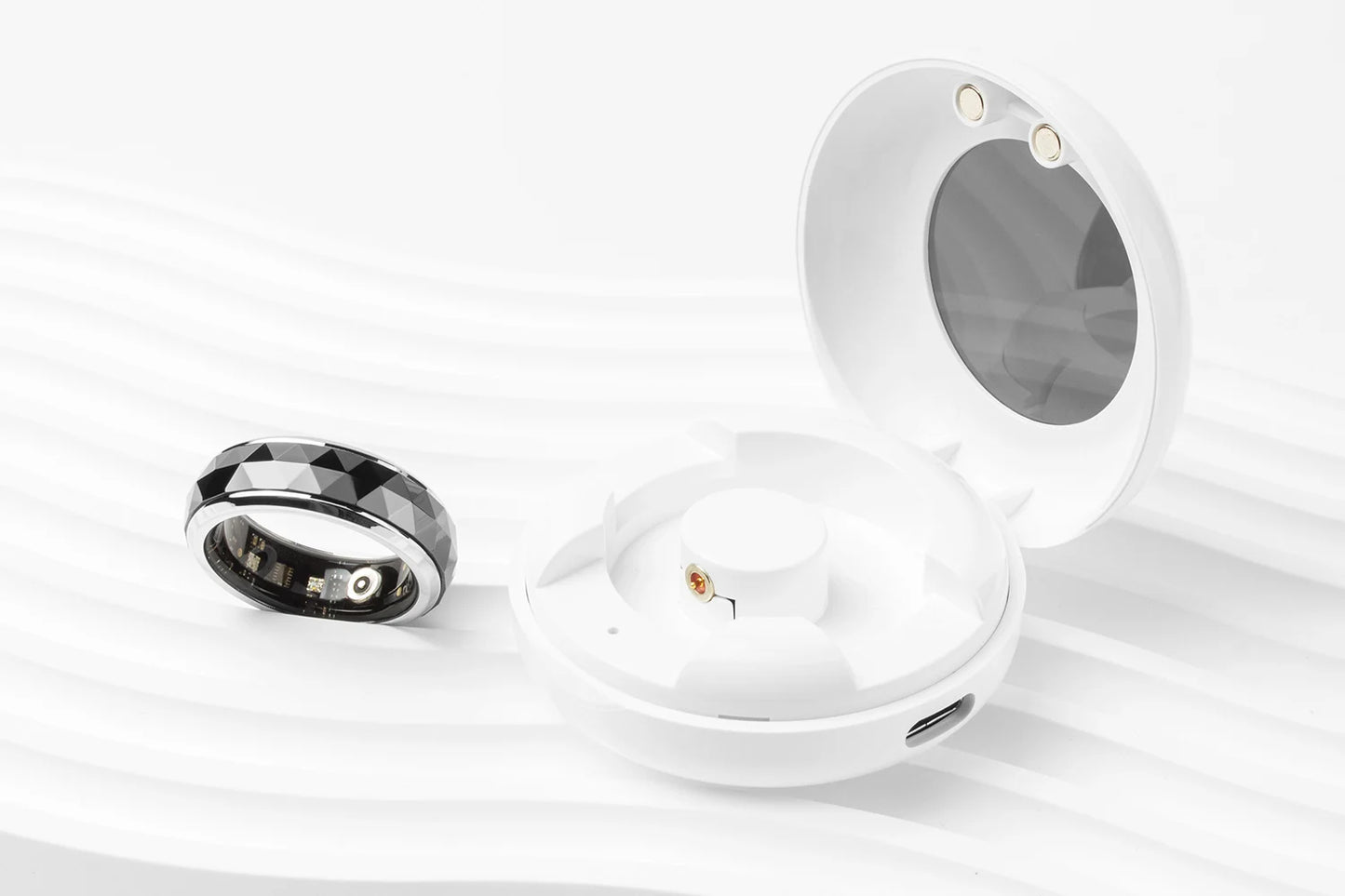 Een futuristisch slimme ring met glanzend zilveren rand en facettenrijk zwart ontwerp, voorzien van een actieve sensor en groene LED-verlichting, speciaal ontworpen voor technologische accessoires en dagelijks gebruik. - Foto 27