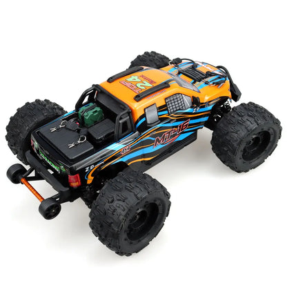 Een oranje en blauwe RC monstertruck met grote zwarte banden en een zwarte stuurunit, speciaal ontworpen voor speelplein- en terrasraces. - Foto 23