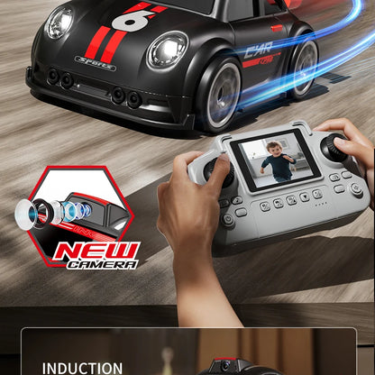 Zwart en witte RC-raceauto’s met HD-camera’s voor live-uitzending, gestuurd via een draadloze controller met scherm. Perfect voor speelgoedraces en ki