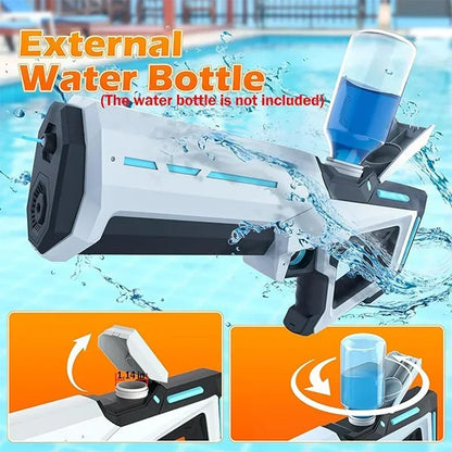 Een witte elektrische waterpistool met blauwe LED-verlichting, vastgehouden door een vrouw in jeans. Geschikt voor kinderen en volwassenen bij zomerfe
