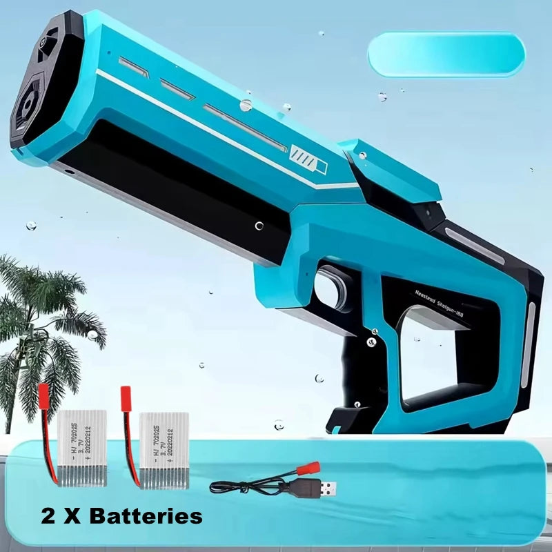 Een witte elektrische waterpistool met blauwe LED-verlichting, vastgehouden door een jonge vrouw in jeans. Geschikt voor speelplekken en zomerfeesten,
