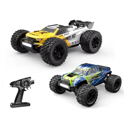 Grote, gele en blauwe off-road RC-buggy met zwarte banden en zichtbare stuurunit, geschikt voor speelplein of terrein. Ideaal voor kinderen en RC-enth