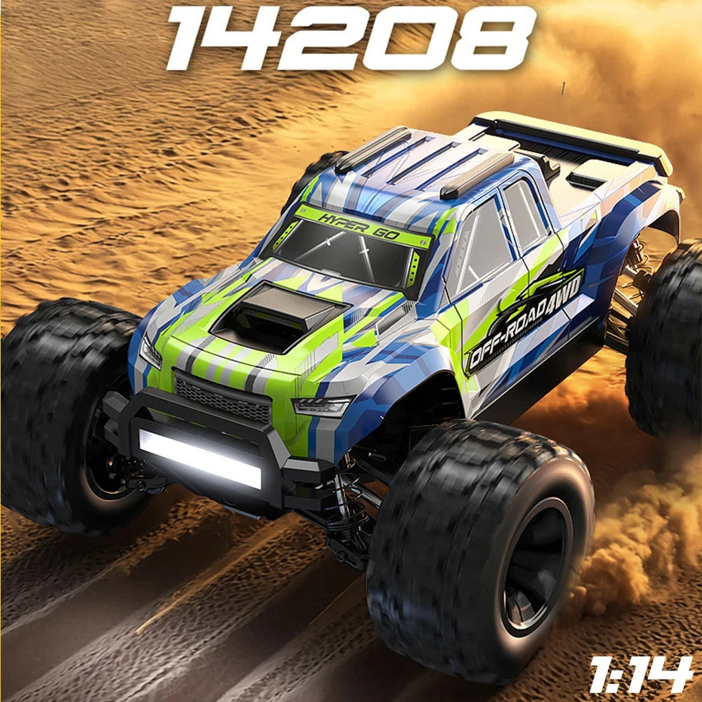 Grote, gele en blauwe off-road RC-buggy met zwarte banden en zichtbare stuurunit. Ideaal voor speelplein of tuin, geschikt voor kinderen en RC-enthusi