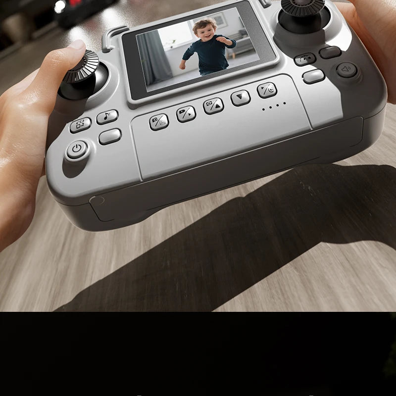 Zwart en witte RC-raceauto’s met HD-camera’s voor live-uitzending, gestuurd via een draadloze controller met scherm. Perfect voor speelgoedraces en ki