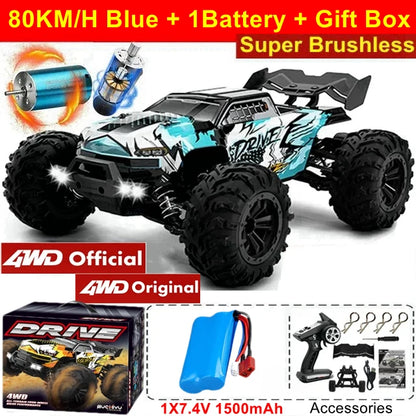 Zwart en roze RC monstertruck met grote terreinbanden en blauwe LED-verlichting, in actie op modderig terrein. Geschikt voor extreme off-road races en