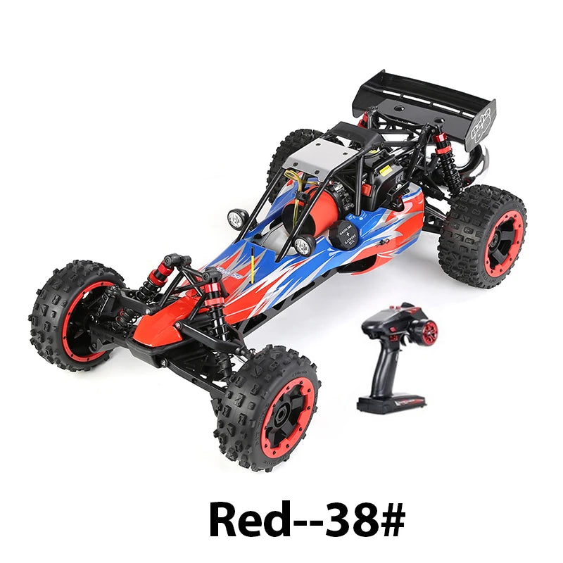 Groene camouflage RC buggy met zwarte rubberen banden en zichtbare schokdempers, klaar voor terreinrijden. Perfect voor outdoor speelplekken en avontu