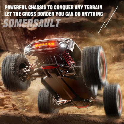 Zwart Rigid Off-Road RC-raceauto met rode velgen en LED-verlichting, uitgerust met stuur, batterijen en opbergzak voor terreinrijden en speelplezier. 