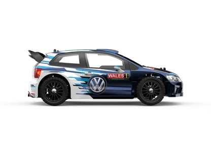 Een 1:7 schaalmodel van een Volkswagen Polo rallyauto, met blauw-wit livery en zichtbare details zoals de wielophanging en de 'NALES 1' sticker. Gesch