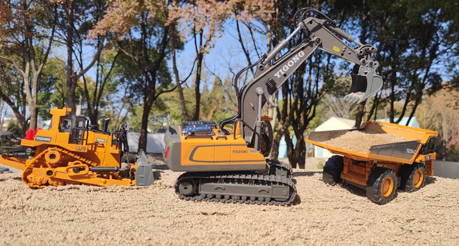 Grote, realistische RC-graafmachine in zwart en geel, met beweegbare schep en zichtbare batterijen, klaar voor speelplein of bouwprojecten. Inclusief 