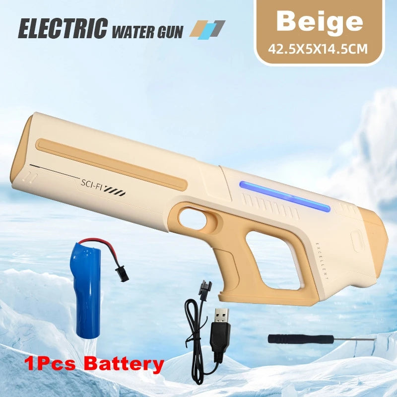 Een witte elektrische waterpistool met blauwe LED-verlichting, vastgehouden door een jonge vrouw in jeans. Geschikt voor speelplekken en zomerfeesten,